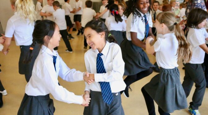 La danse à deux à l’école