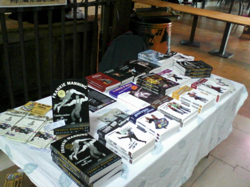 Livres sur la danse Rolland Editions sur un stand